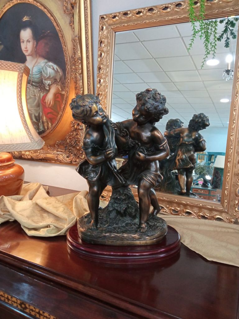 Escultura de bronce pareja de ni&ntilde;os