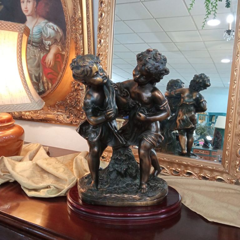 Escultura de bronce pareja de niños