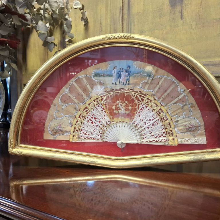 Abanico de hueso calado