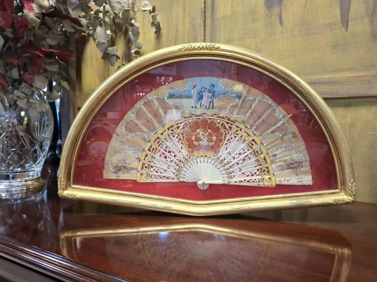 Abanico de hueso calado