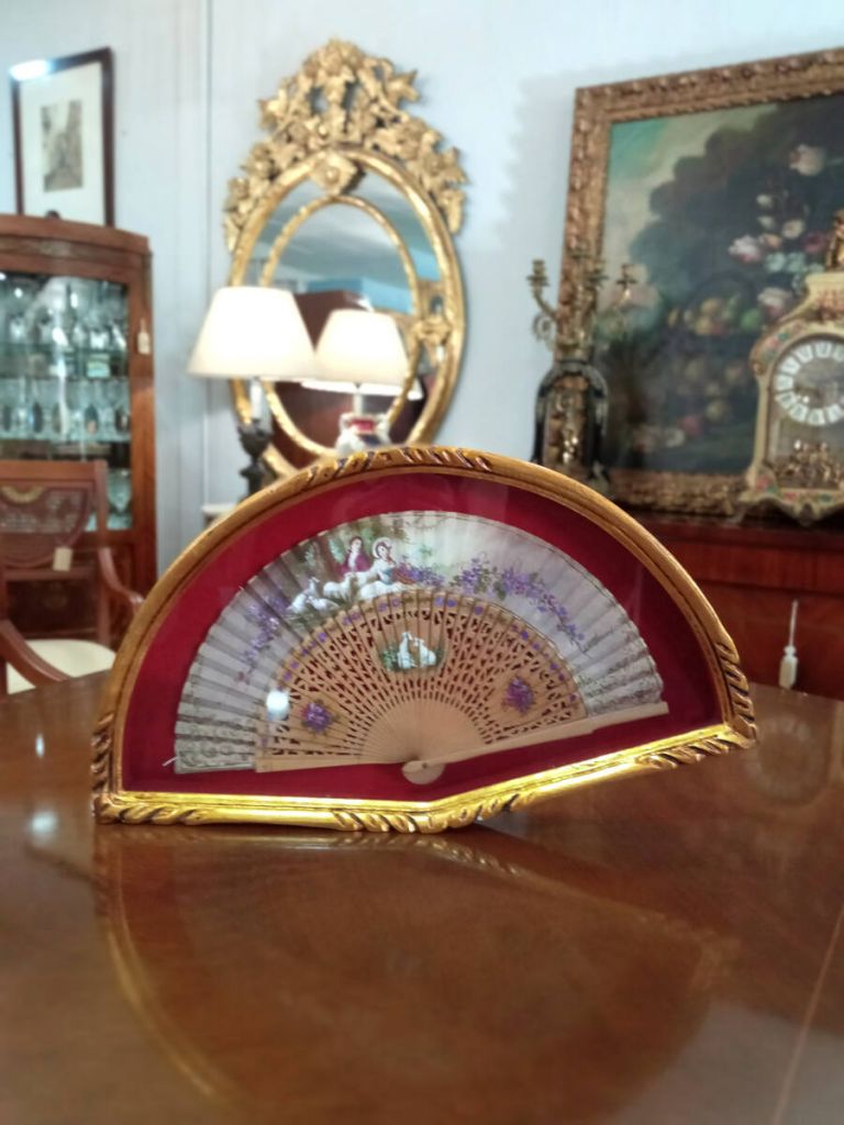 Abaniquera antigua con abanico