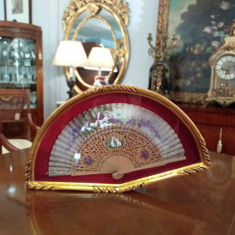 Abaniquera antigua con abanico