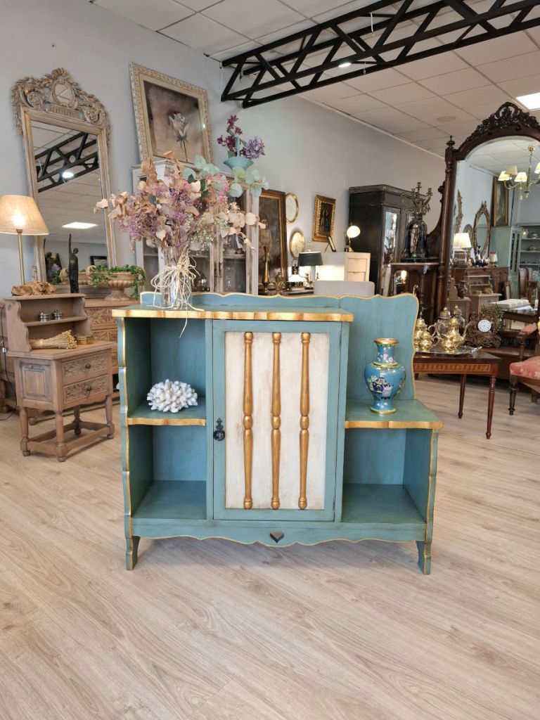 Mueble auxiliar de roble patinado en verde