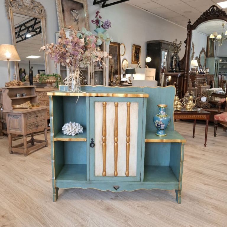 Mueble auxiliar de roble patinado en verde