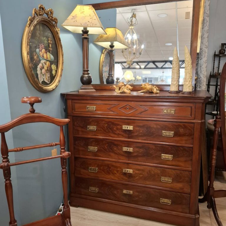 C&oacute;moda alta de caoba