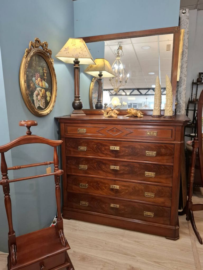 C&oacute;moda alta de caoba