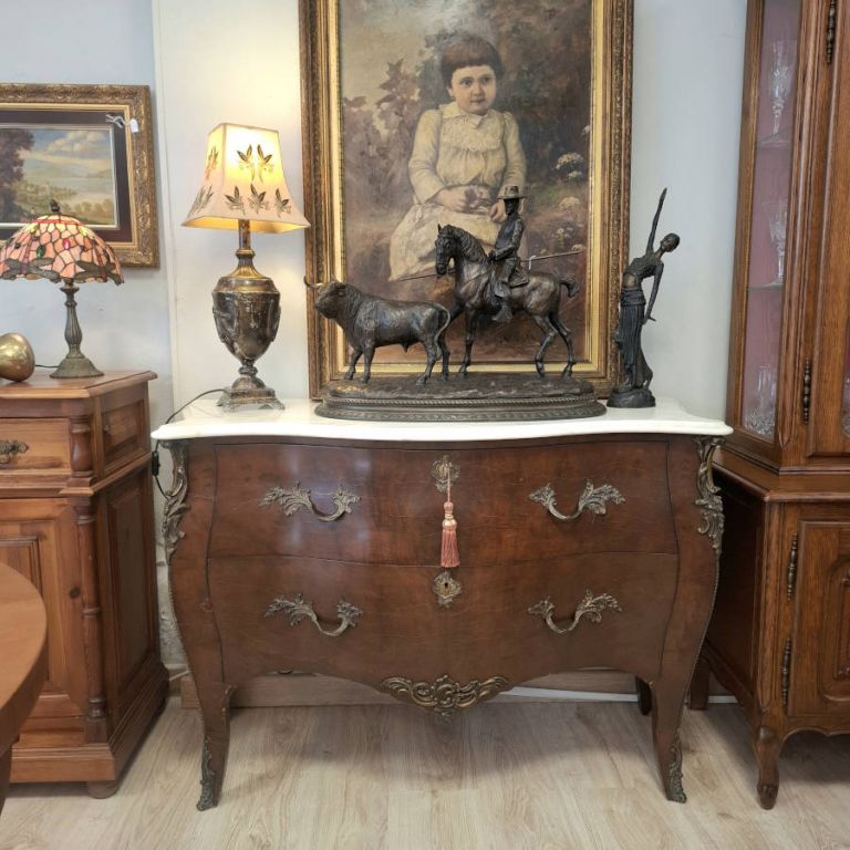 C&oacute;moda bomb&eacute; estilo Lu&iacute;s XV con m&aacute;rmol y bronce