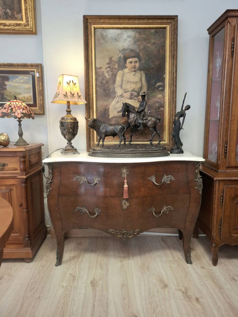 C&oacute;moda bomb&eacute; estilo Lu&iacute;s XV con m&aacute;rmol y bronce