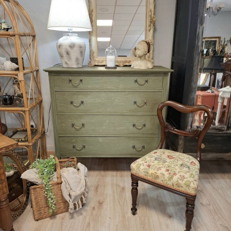 C&oacute;moda alta verde oliva