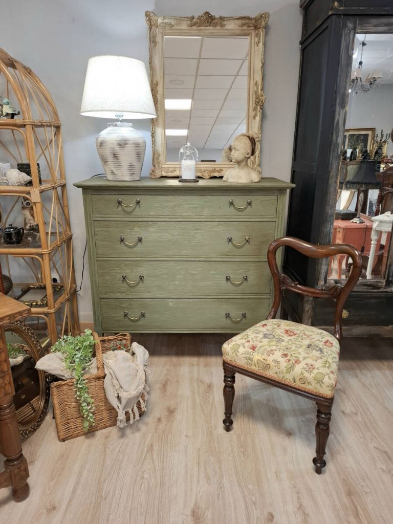 C&oacute;moda alta verde oliva