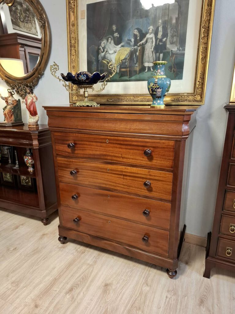 C&oacute;moda cl&aacute;sica de caoba