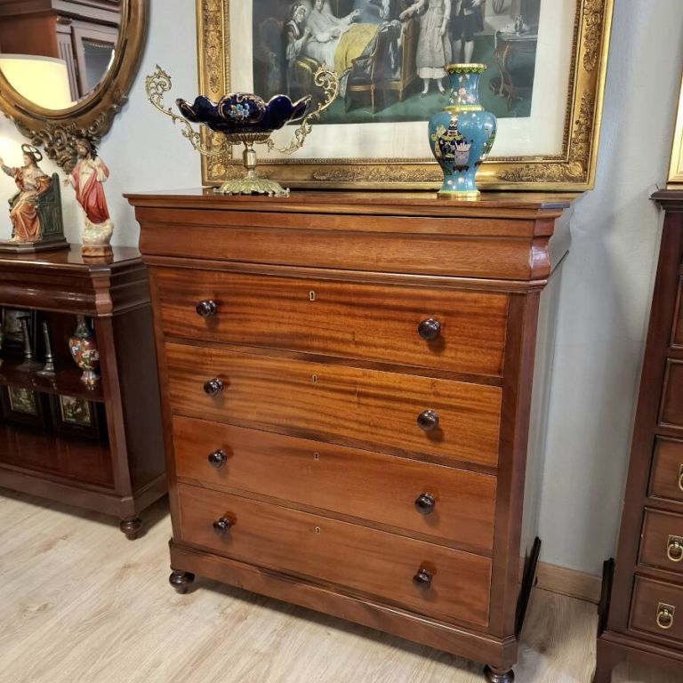 C&oacute;moda cl&aacute;sica de caoba