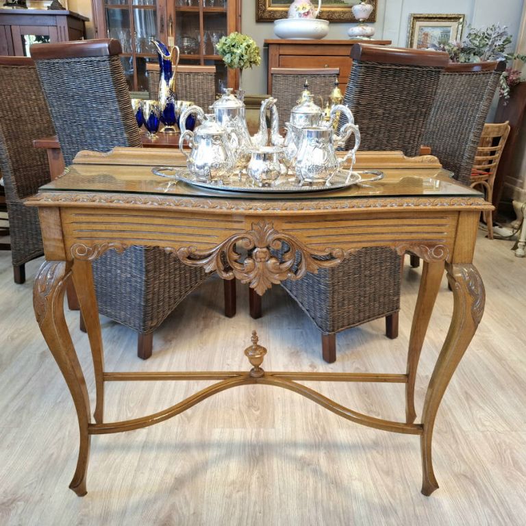 Consola antigua de raíz