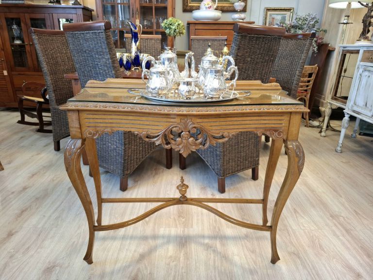 Consola antigua de raíz