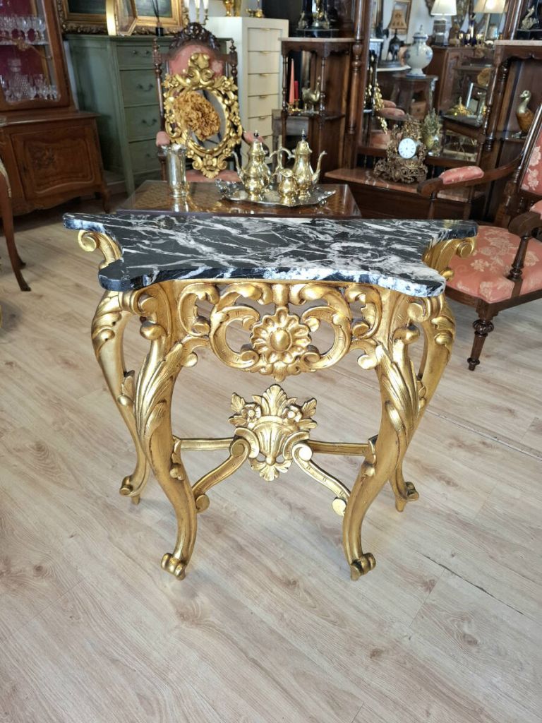 Consola de madera en pan de oro y m&aacute;rmol negro