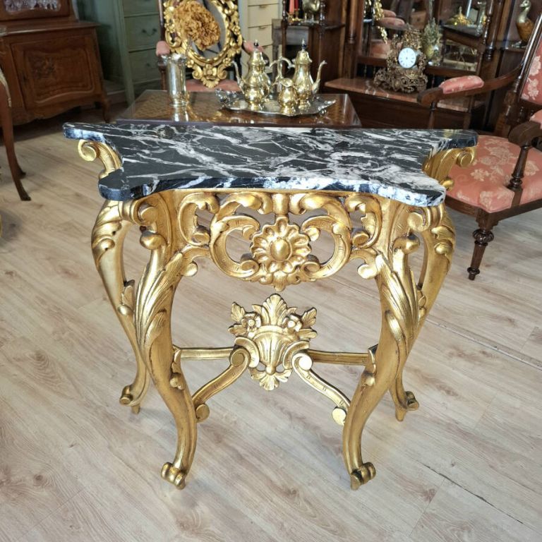 Consola de madera en pan de oro y m&aacute;rmol negro