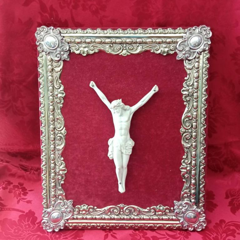 Cristo crucificado en porcelana biscuit