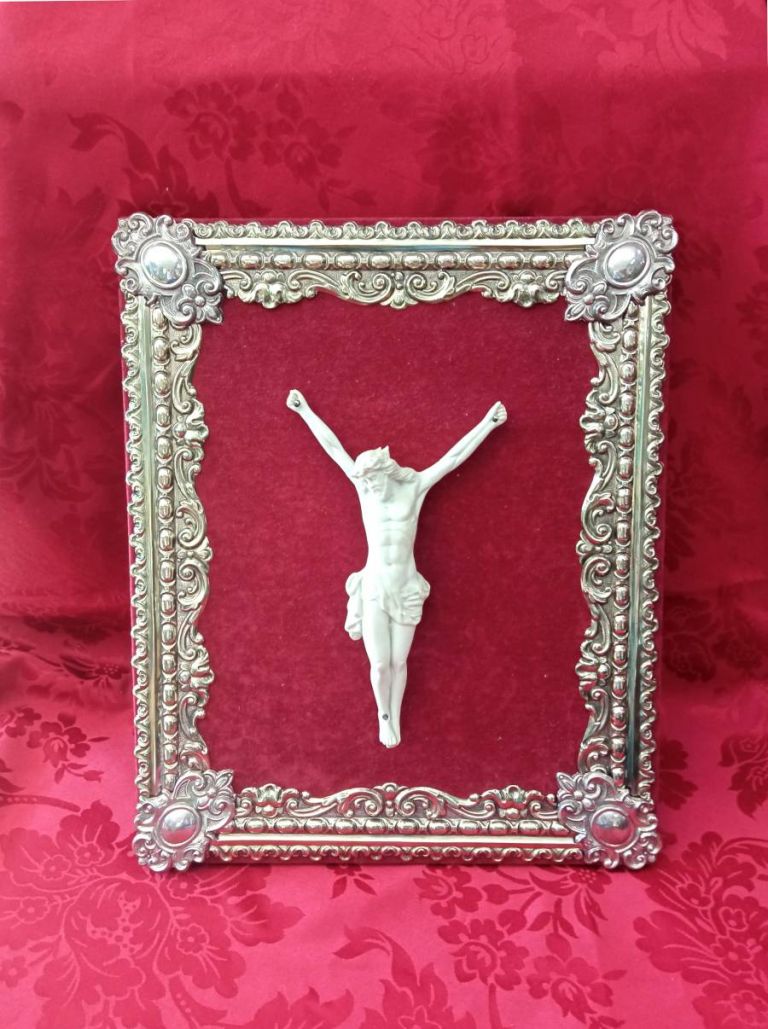 Cristo crucificado en porcelana biscuit