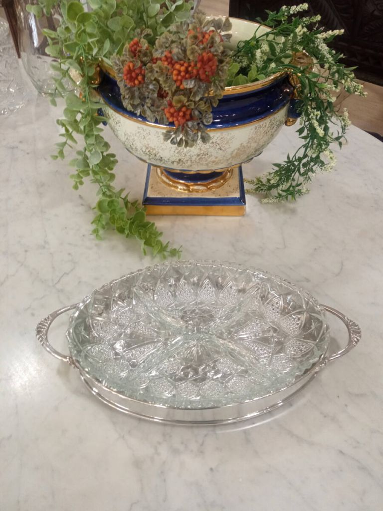 Fuente cristal y metal plateado