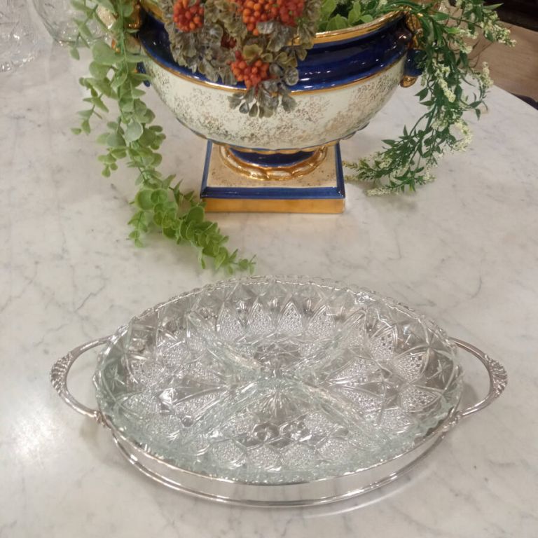 Fuente cristal y metal plateado