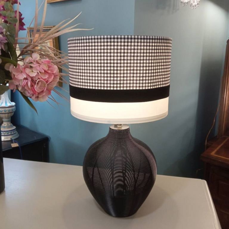 Lámpara de mesa negra