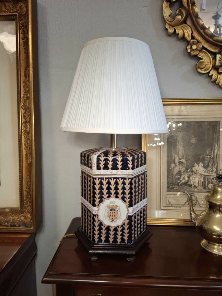 L&aacute;mpara armorial de cer&aacute;mica esmaltada