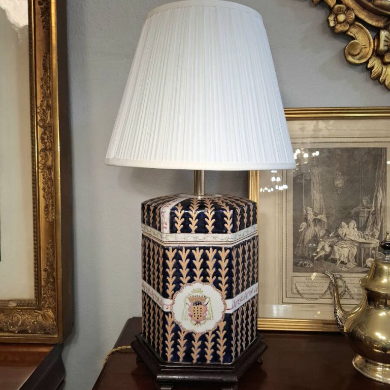 L&aacute;mpara armorial de cer&aacute;mica esmaltada