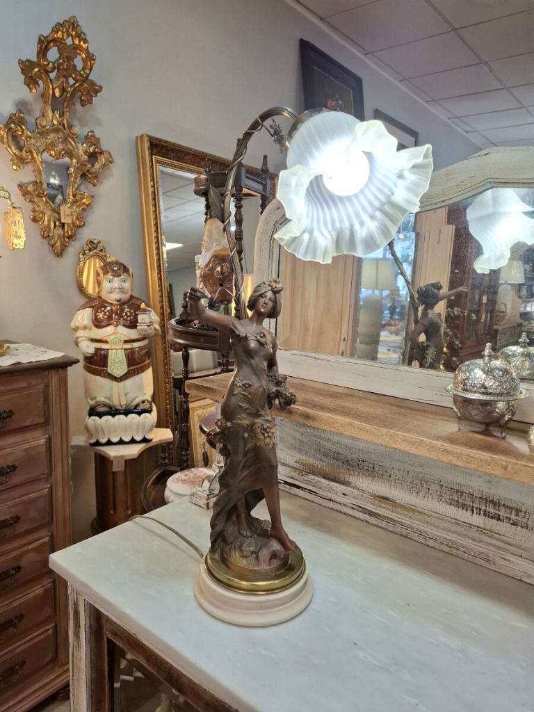 Lámpara escultura mujer