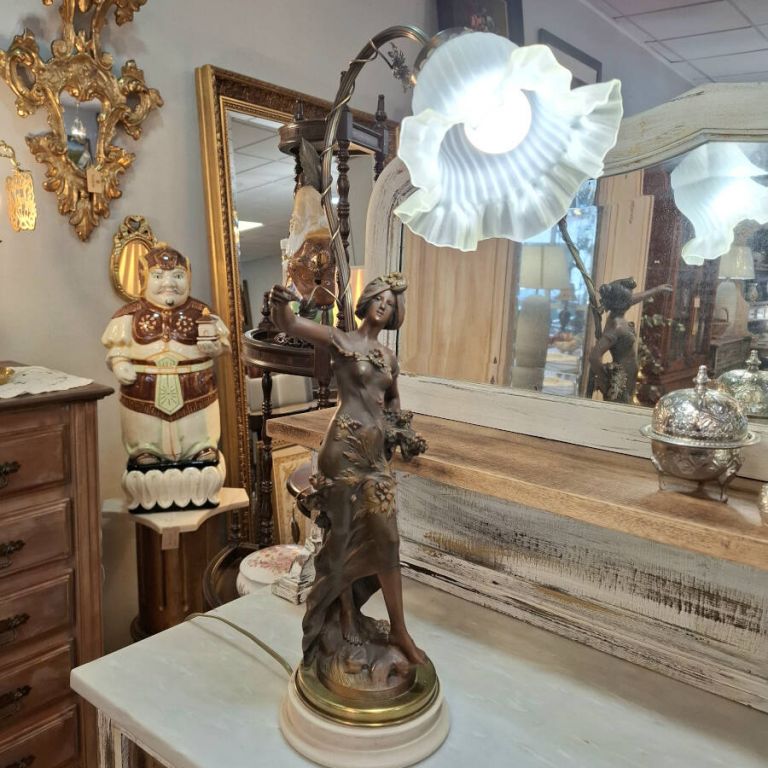 Lámpara escultura mujer