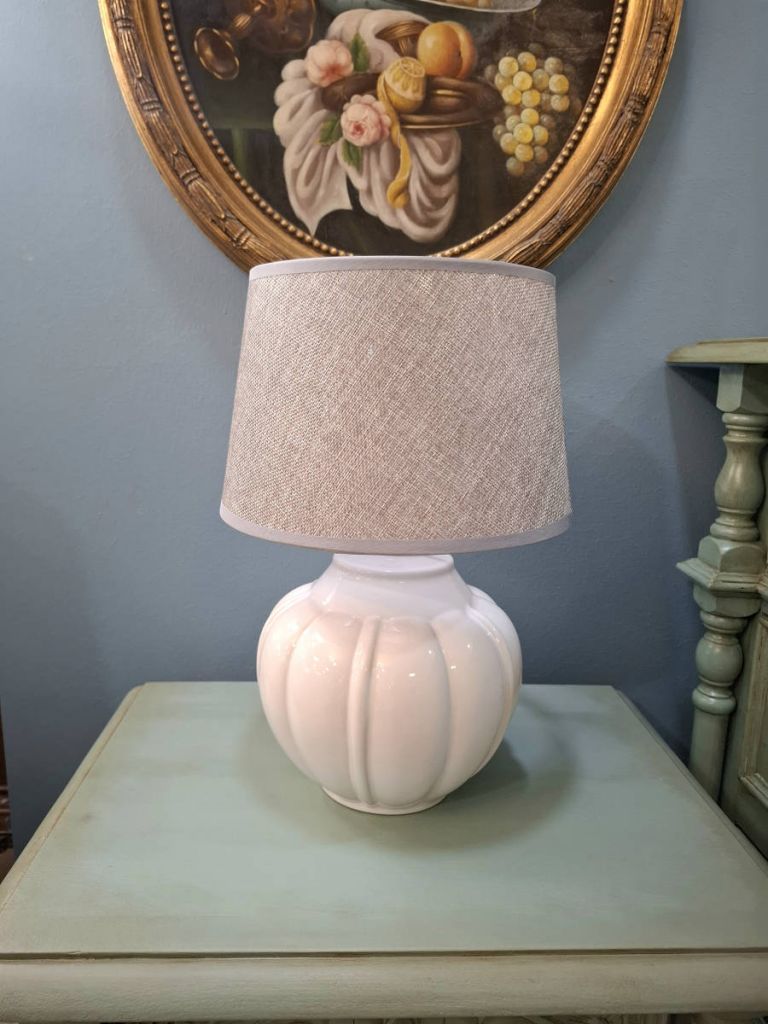 L&aacute;mpara de mesa cer&aacute;mica blanca y pantalla gris topo