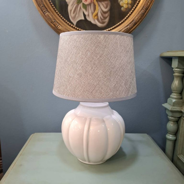 L&aacute;mpara de mesa cer&aacute;mica blanca y pantalla gris topo