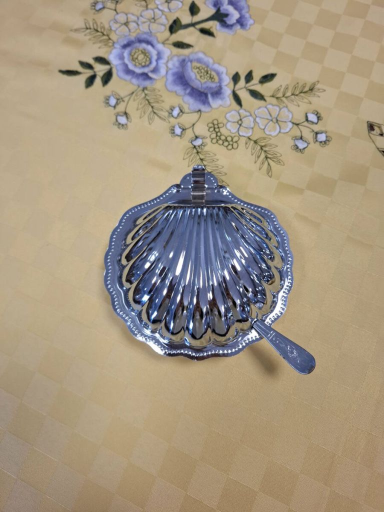 Mantequillera de metal y cristal azul