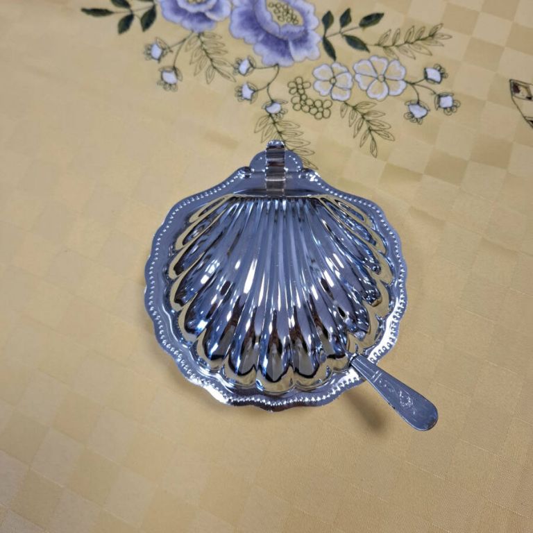 Mantequillera de metal y cristal azul