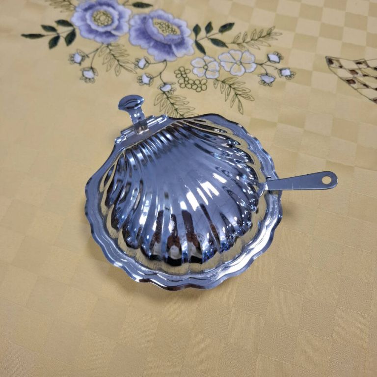 Mantequillera de metal y cristal blanco