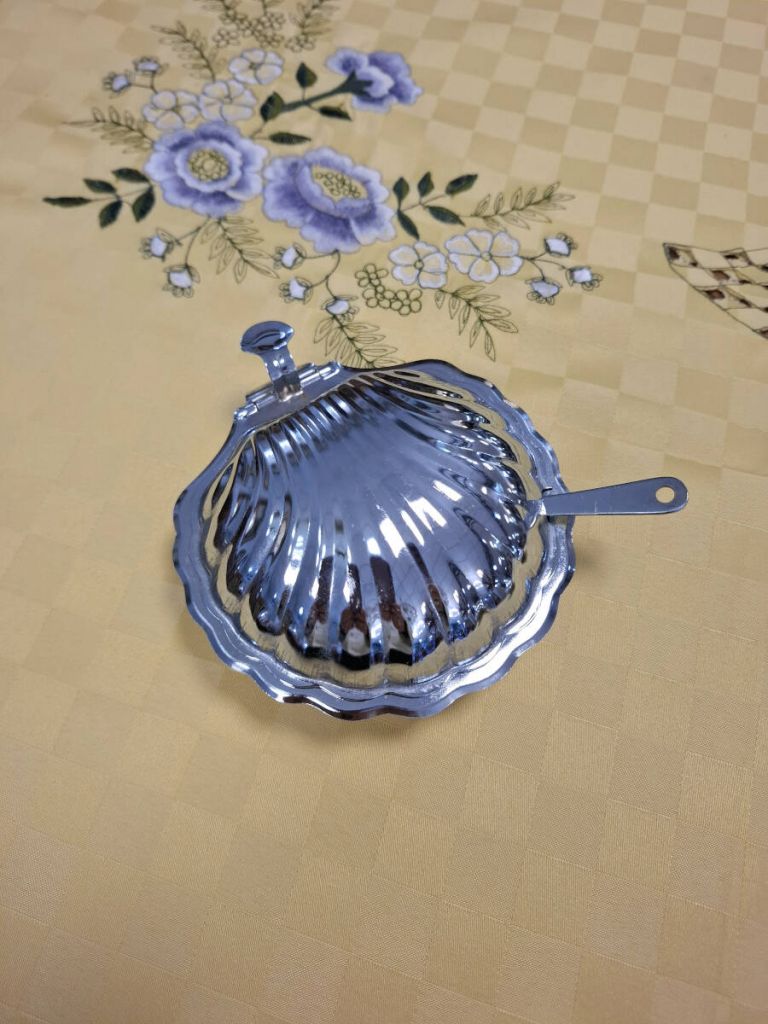 Mantequillera de metal y cristal blanco