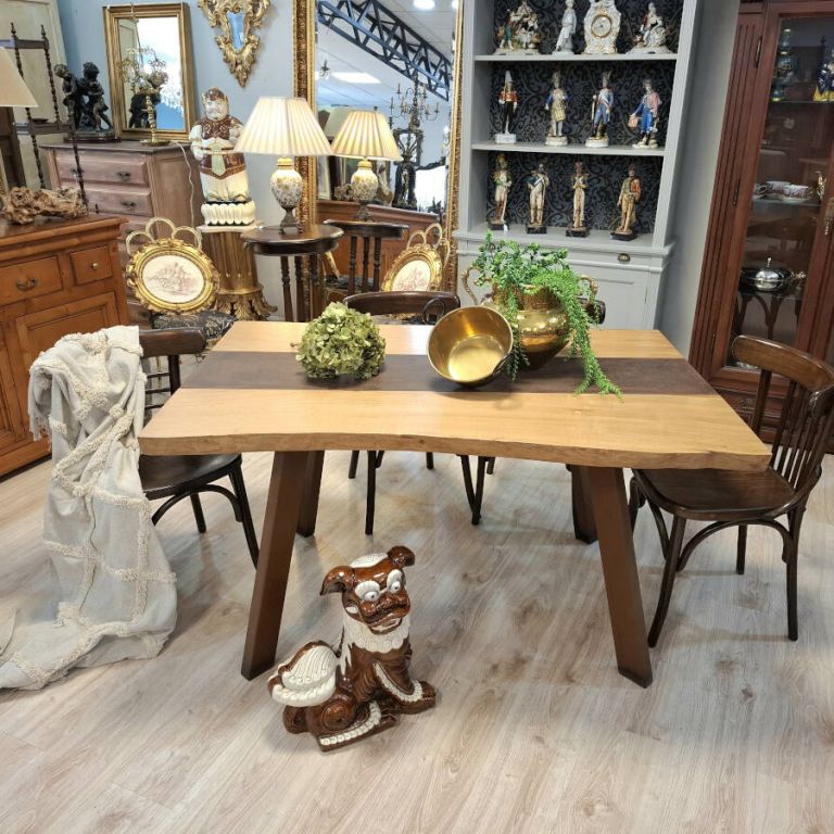 Mesa de comedor artesanal de castaño