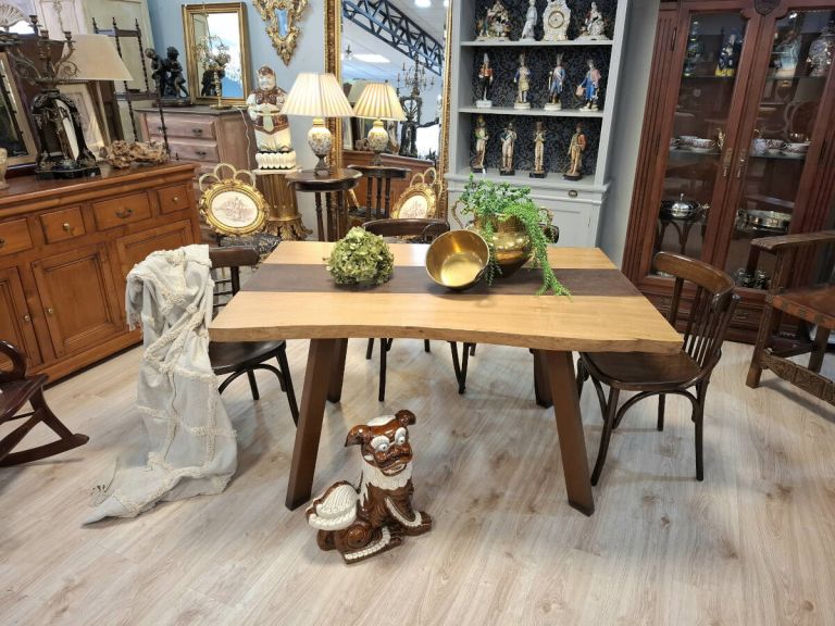 Mesa de comedor artesanal de castaño