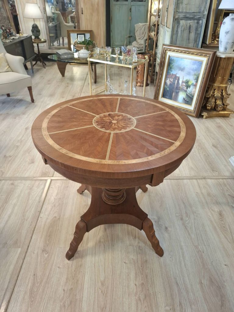 Mesa redonda de caoba y taracea