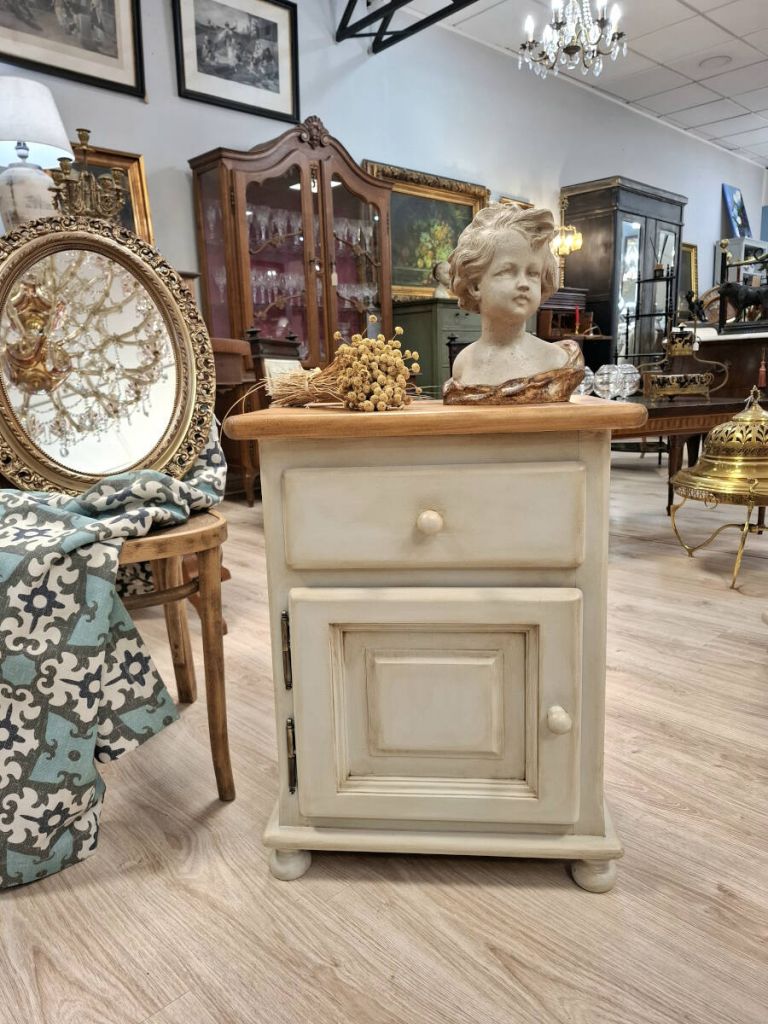 Mesita de noche provenzal