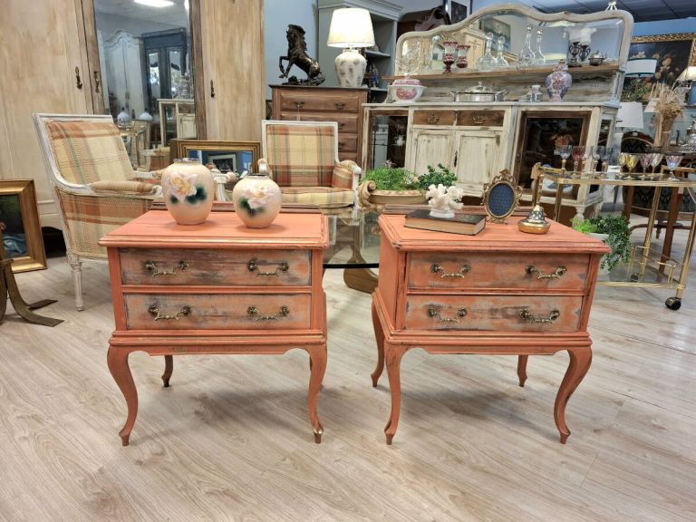 Mesitas de noche isabelinas