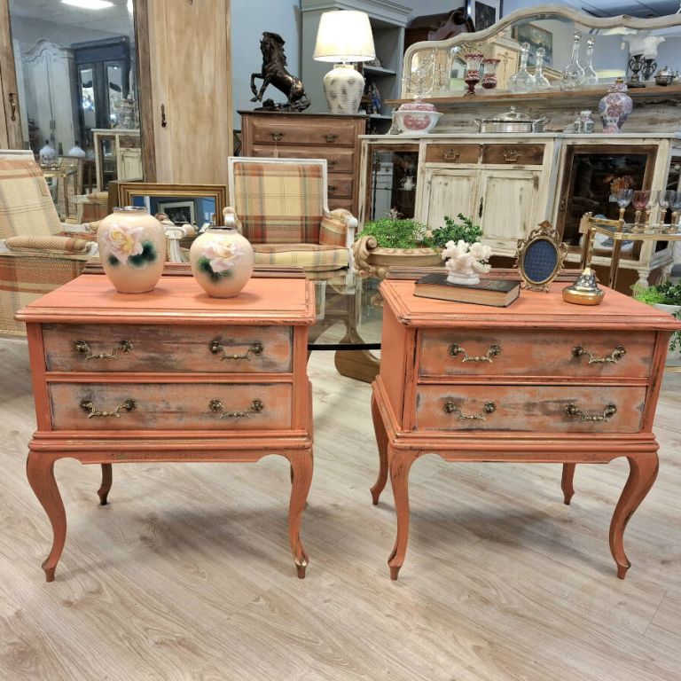 Mesita de noche isabelina