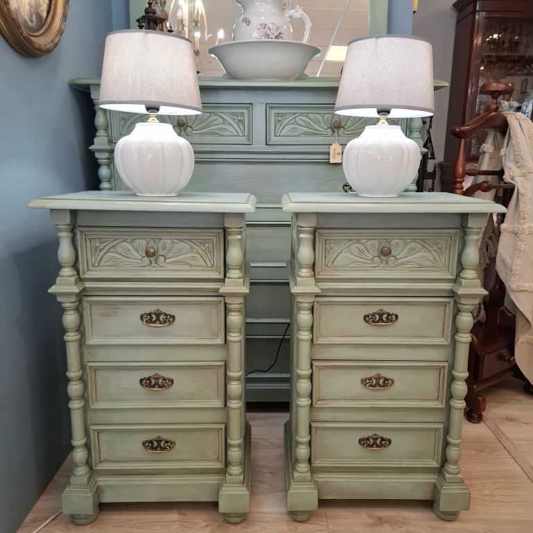 Par de mesitas de noche con 4 cajones provenzal