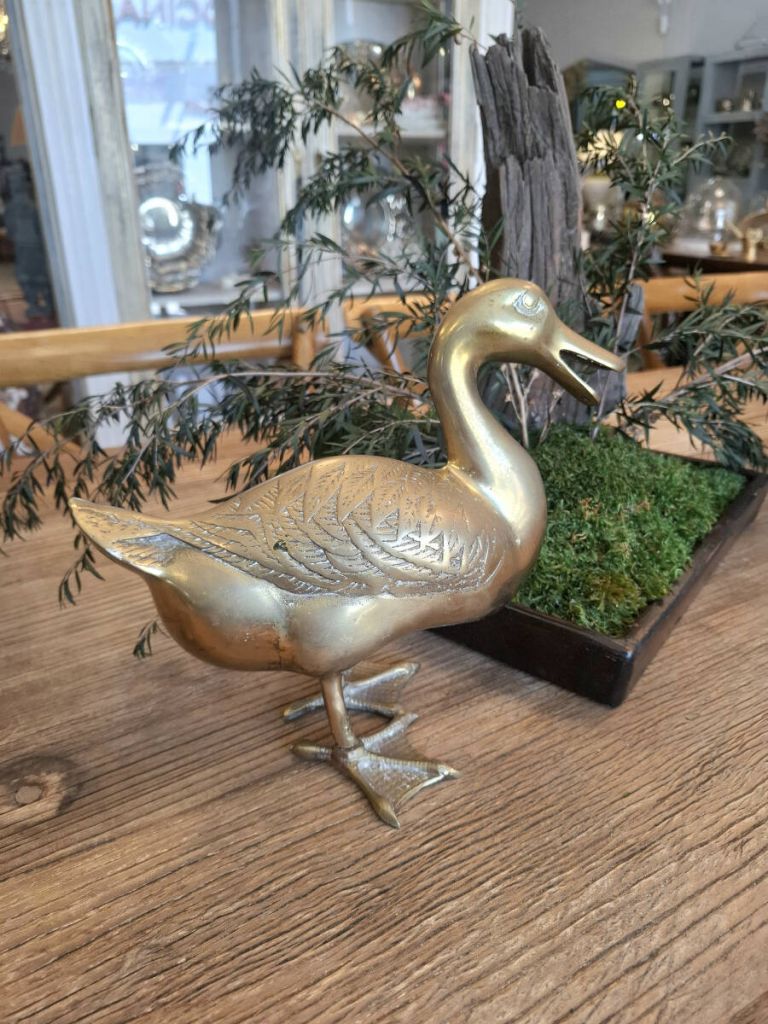 Escultura de pato en lat&oacute;n dorado
