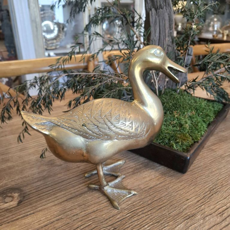 Escultura de pato en lat&oacute;n dorado