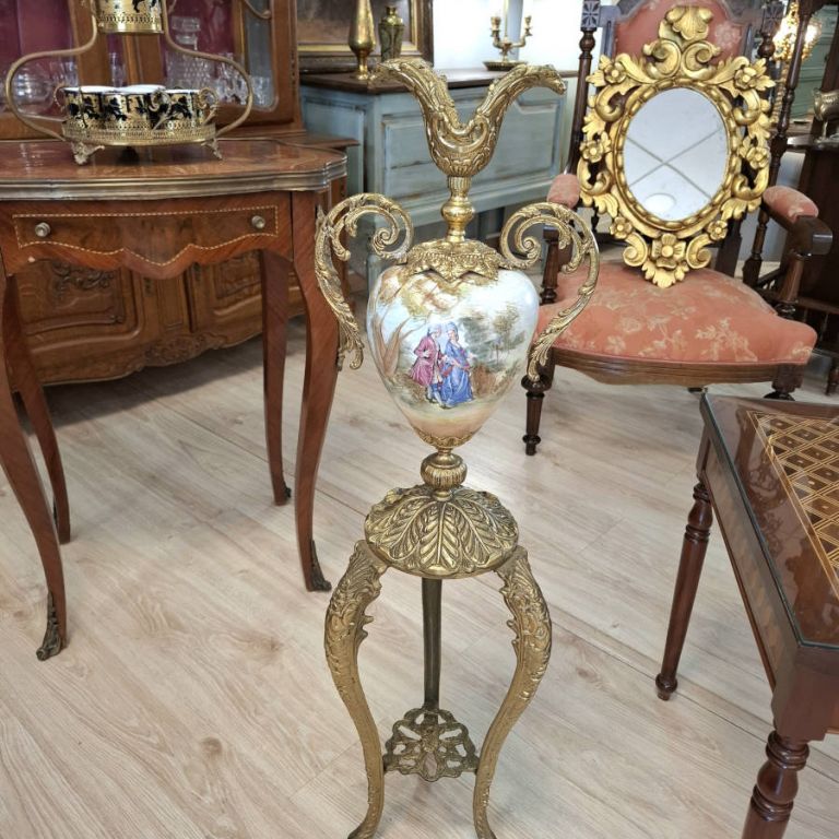 Pedestal y &aacute;nfora en bronce y porcelana