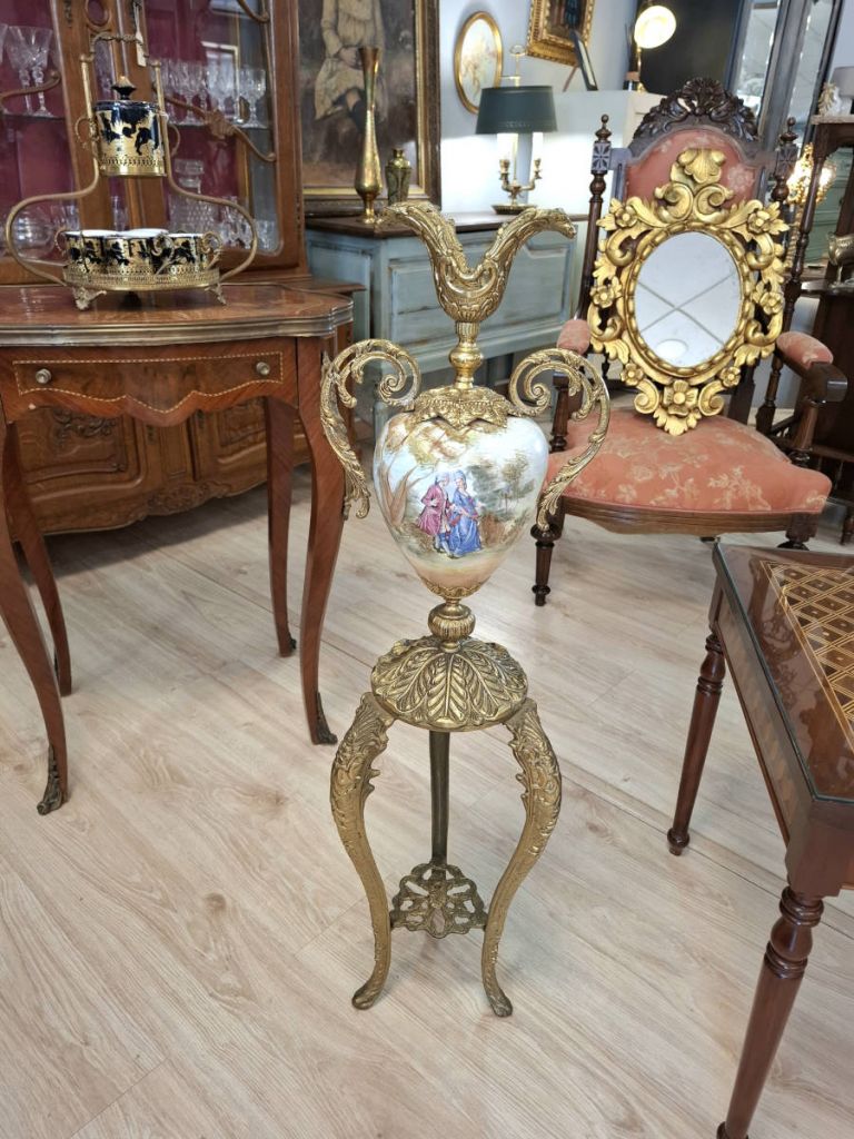 Pedestal y &aacute;nfora en bronce y porcelana