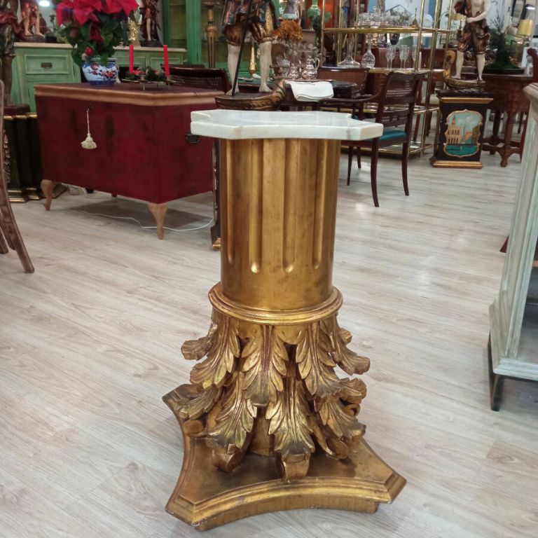 Columna pedestal estilo corintio