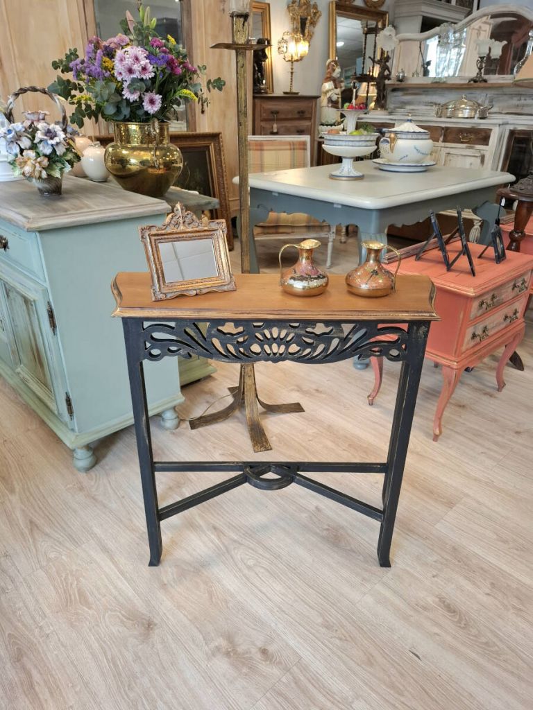 Consola pequeña negra