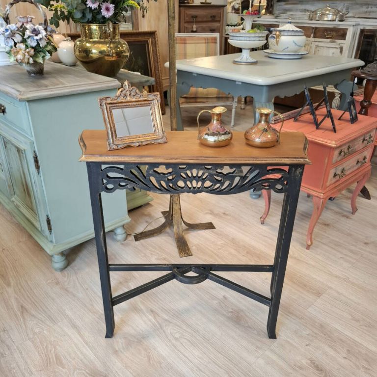 Consola pequeña negra